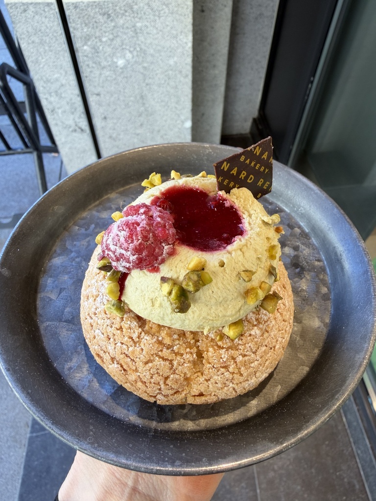 Choux Pistache Framboise